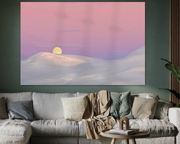 Roze zonsopkomst en maanondergang boven besneeuwde berg van Martijn Smeets