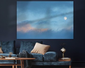 La lune dans un ciel bleu pittoresque sur Martijn Smeets