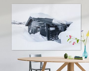 Houten hut in besneeuwd winterlandschap van Martijn Smeets