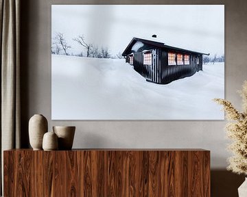 Sfeervolle houten hut in winterlandschap van Martijn Smeets