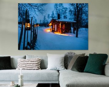 Verlichte houten hut in winterlandschap van Martijn Smeets