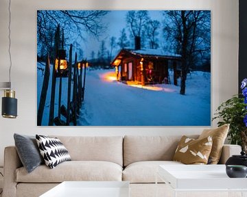 Verlichte houten hut in winterlandschap van Martijn Smeets