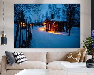 Beleuchtete Holzhütte in Winterlandschaft von Martijn Smeets