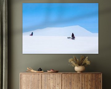Des équipes de traîneaux husky au-dessus d'un col de montagne avec un ciel bleu clair sur Martijn Smeets