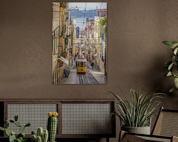 Gelbe Straßenbahn in Lissabon von Bianca Kramer