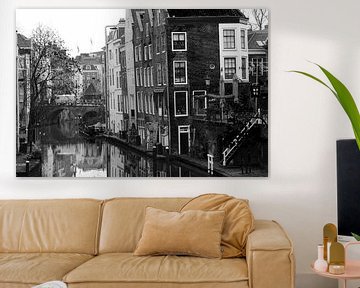 Zwartwit foto van de Oudegracht en grachtenpanden in Utrecht van Phillipson Photography