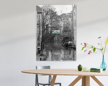 Zwartwit foto van de Oudegracht in Utrecht met groene bus van Phillipson Photography