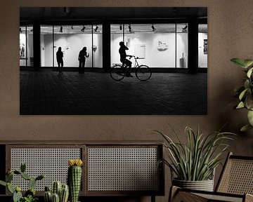 Silhouet van fietsende man in Utrecht van Bart van Lier