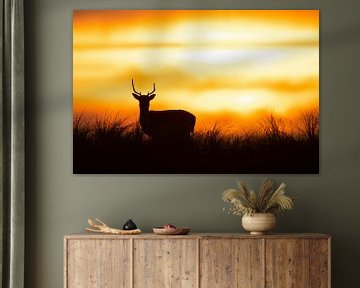 Silhouet van een hert bij zonsondergang van Dennis Bresser