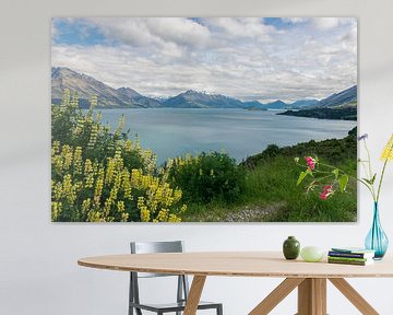 Un lac avec des montagnes et des fleurs en Nouvelle-Zélande sur Linda Schouw