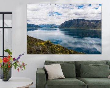 Prachtige weerspiegeling in Lake Hawea, Nieuw-Zeeland van Linda Schouw