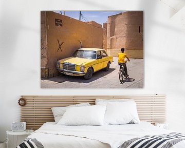 Gele auto in de straten van Yazd, Iran van Teun Janssen