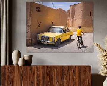 Gele auto in de straten van Yazd, Iran van Teun Janssen