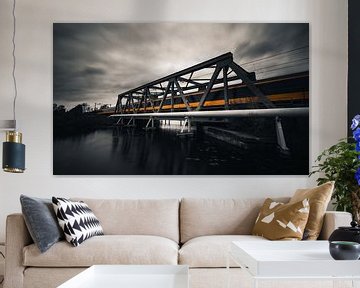 Sneltrein op stalen brug over rivier Rotterdam van Arthur Scheltes