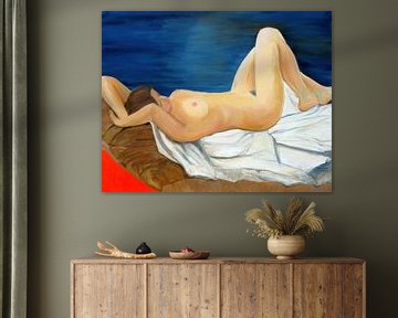 Junge Frau auf einem weißen Laken liegend, preußisch blau, Hubertine Heijermans von Atelier Liesjes