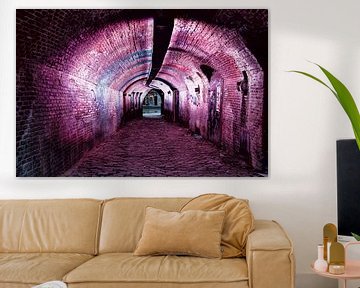 Roze  tunnel Oude gracht Utrecht van Ramona Stravers