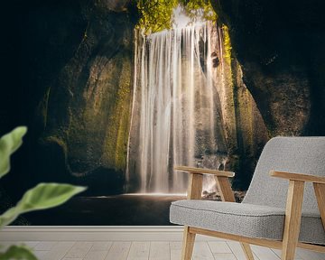 brede waterval in een kloof of grot van Fotos by Jan Wehnert