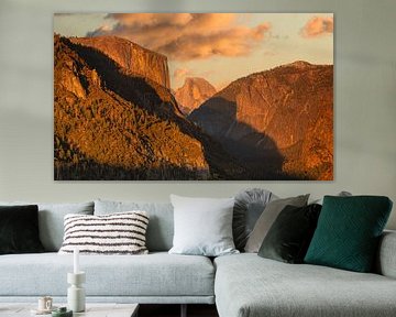 Tunnel View with El Capitan at sunrise, Yosemite National Park, California, USA by Markus Lange