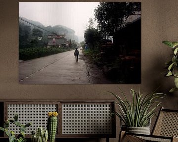 Chinese boer op regenachtige dorpsweg van André van Bel
