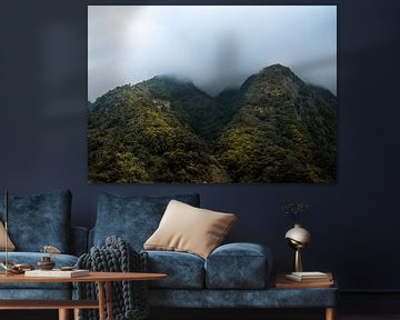 Berggipfel von Madeira zwischen den Wolken von Visuals by Justin
