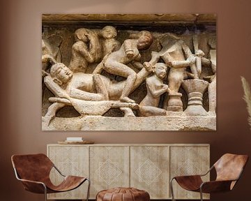 Khajurao - Erotisches Relief im Lakshmana-Tempel von Theo Molenaar
