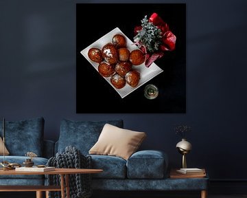flache Lage Oliebollen mit Sekt, dekoriert mit einem Weihnachtsbaum von Kim Willems