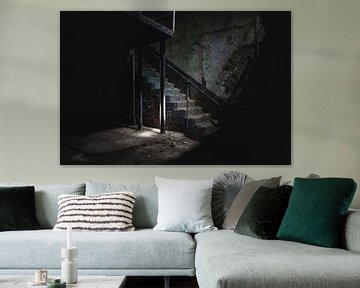 Lichtfall auf Treppe im dunklen Keller von Danique Verkolf