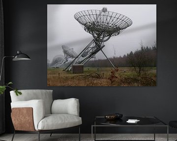 Radio telescoop in de natuur gefotografeerd van L Swinkels