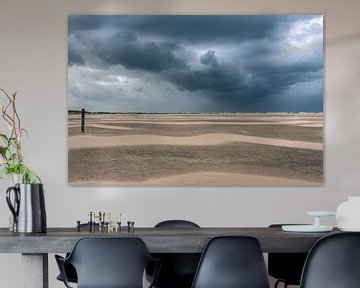 Starker Regen am Strand des Leuchtturms von Texel von Bep van Pelt- Verkuil