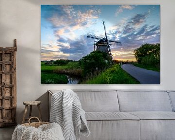 Hollands beeld van een molen tijdens de ondergaande zon van Michel Knikker