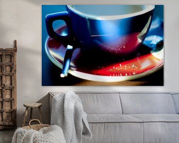 Close-up van koffiekopje en suikerkorreltjes