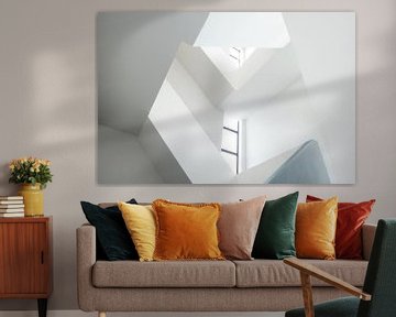 Abstract wit trappenhuis met ramen van FHoo.385