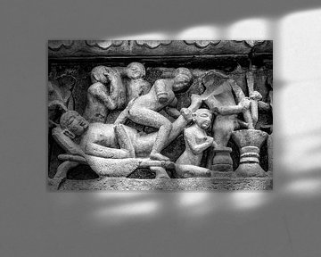 Khajurao - Erotisches Relief im Lakshmana-Tempel Zw-w 5 von Theo Molenaar