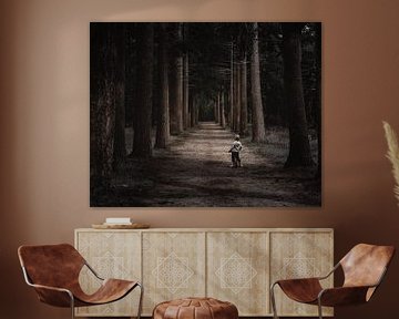 kleine jongen alleen in een eng bos by Jan Hermsen