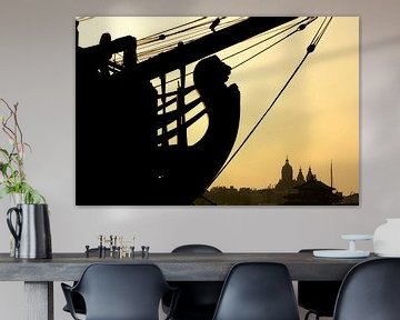 Het VOC-schip De Amsterdam in silhouet
