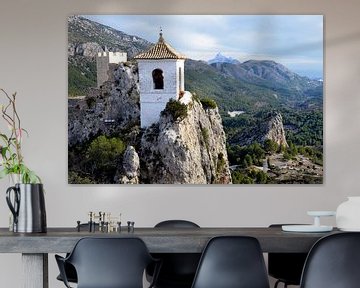 Vue de la chapelle du château de Guadalest en Espagne sur Gert Bunt