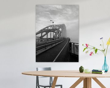 Waalbrug bedekt in de mist van Teun Gerritsen