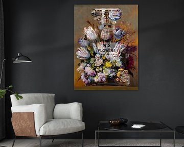 Bloemen in een parfumfles van Dennisart Fotografie