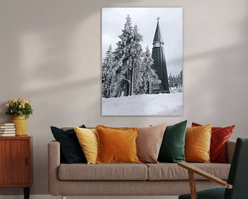 L'église de Rogla dans les Alpes slovènes dans un paysage enneigé. sur Gert Bunt