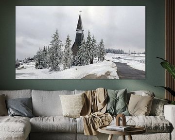 De kerk van Rogla in de Sloveens Alpen in een besneeuwd landschap. van Gert Bunt