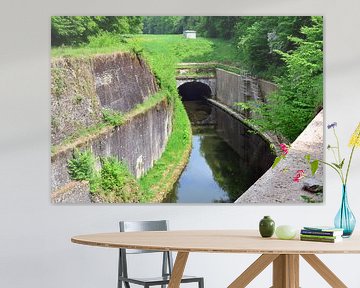 Tunnel in de rivier de Yonne in Bourgogne, Frankrijk van Gert Bunt