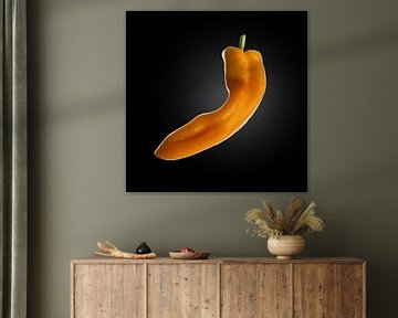 Orange spitzer Pfeffer auf schwarzem Hintergrund von Everards Photography