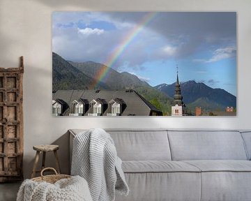 Regenbogen über dem Dorf Kranshka Gora in den slowenischen Alpen von Gert Bunt