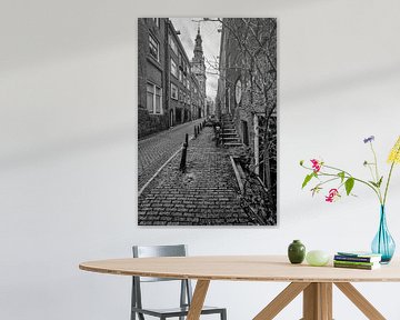 De Zandstraat in Amsterdam met de Zuiderkerk.