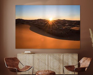 Zonsopkomst in de Sahara woestijn van Marokko van Chris Heijmans