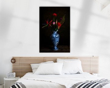 Boeket rode bloemen in Delfts blauwe vaas van Anouschka Hendriks
