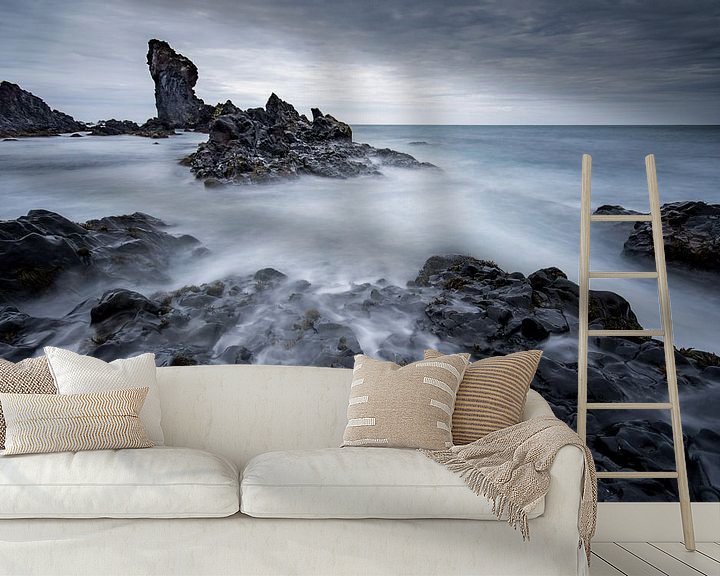 Sfeerimpressie behang: De grillige kust van Snaefellsnes van Sam Mannaerts