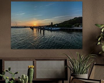 Zonsondergang bij de haven Altefähr, eiland Rügen van GH Foto & Artdesign