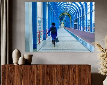 Vrouw in blauwe jas op blauwe brug van Helene van Rijn