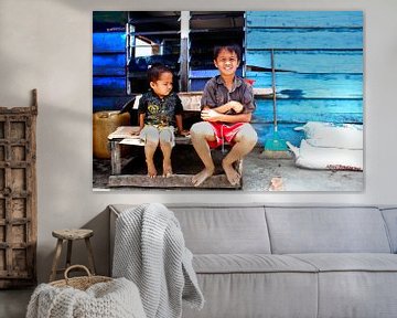 Indonesische kinderen met op de achtergrond een blauw huis von André van Bel